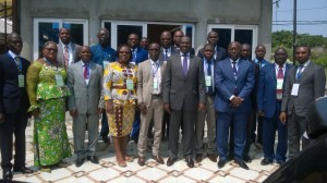 Les participants à l'Atelier autour du Secrétaire Général de la CICOS